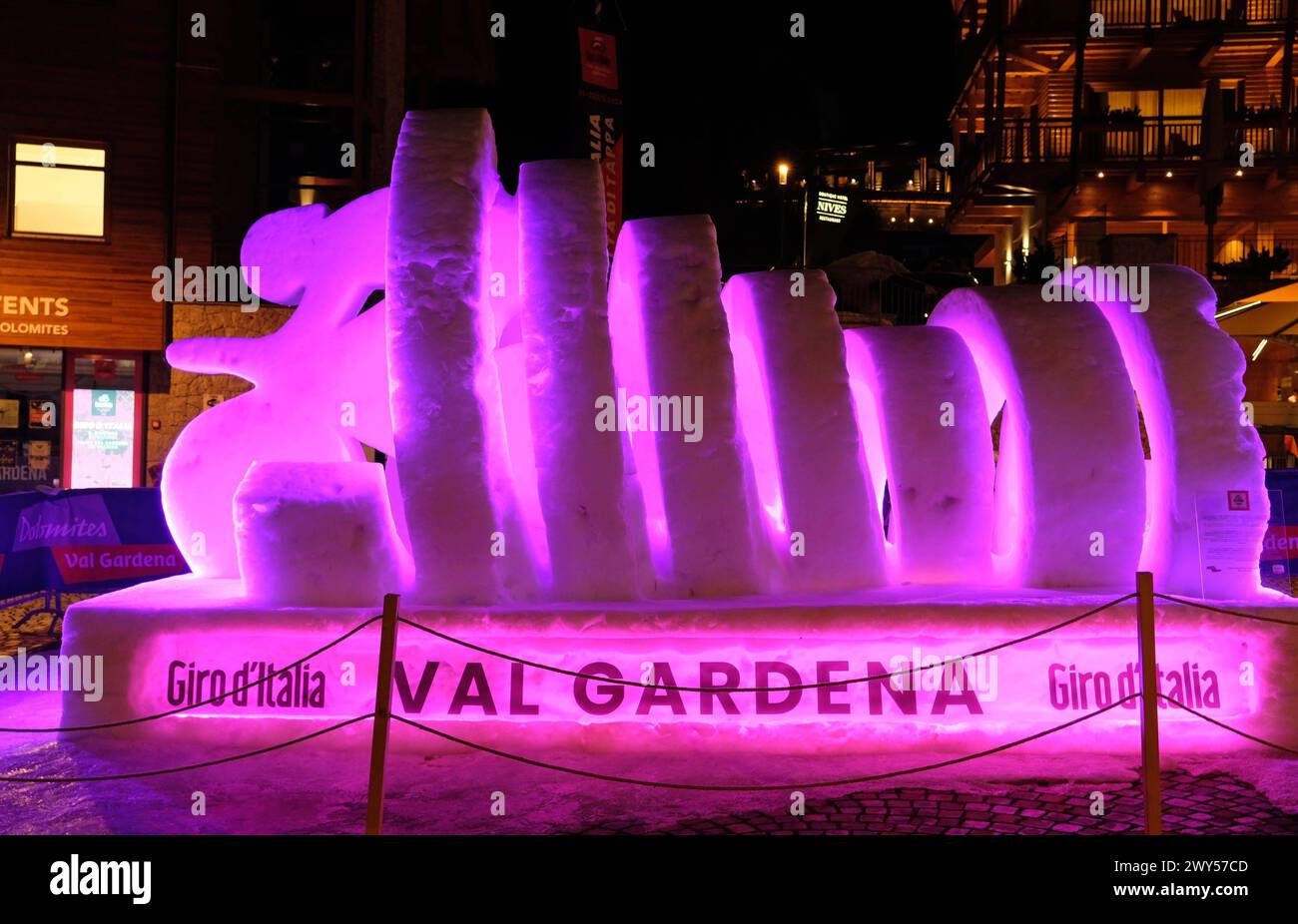 Eisplastik Giro d Italia i-Wolkenstein, 08.02.2024: Eisplastik im Zentrum. Werbung für den Giro d Italia, der im Sommer 2024 durch Wolkenstein fahren wird. Gröden Wolkenstein Südtirol Italien *** Eisskulptur Giro d Italia i Wolkenstein Gröden, 08 02 2024 Eisskulptur im Zentrum Werbung für den Giro d Italia, der im Sommer 2024 Wolkenstein Gröden durchquert Südtirol Italien Stockfoto