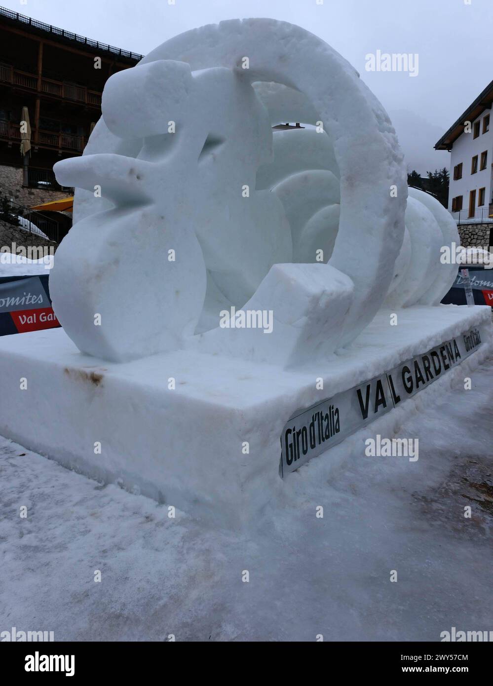 Eisplastik Giro d Italia i-Wolkenstein, 09.02.2024: Eisplastik im Zentrum. Werbung für den Giro d Italia, der im Sommer 2024 durch Wolkenstein fahren wird. Gröden Wolkenstein Südtirol Italien *** Eisskulptur Giro d Italia i Wolkenstein Gröden, 09 02 2024 Eisskulptur im Zentrum Werbung für den Giro d Italia, der im Sommer 2024 Wolkenstein Gröden durchquert Südtirol Italien Stockfoto
