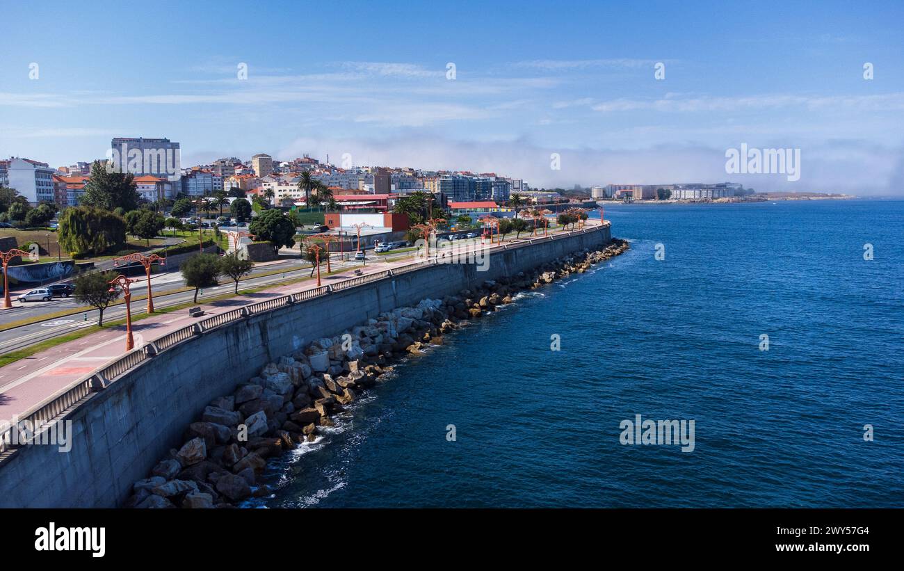 Blick aus der Vogelperspektive auf das Wasser, die Stadt und den Atlantischen Ozean. Sonniger Tag. La Coruña, Galicien, Spanien. Stockfoto