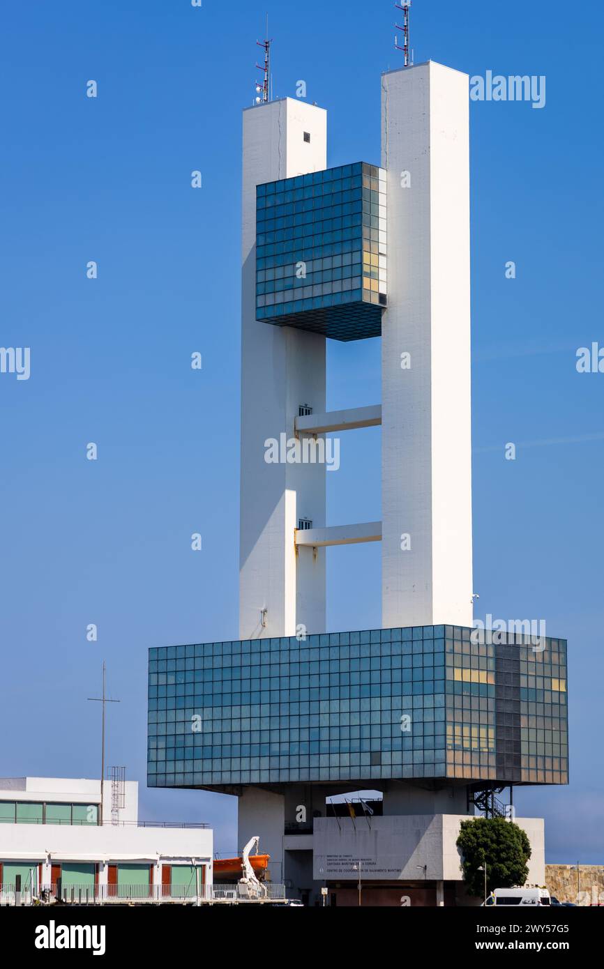 Maritimer Kontrollturm von La Coruña (Maritime Captaincy und Rettungskoordinationszentrum) mit zwei großen Säulen. La Coruña, Galicien, Spanien. Stockfoto