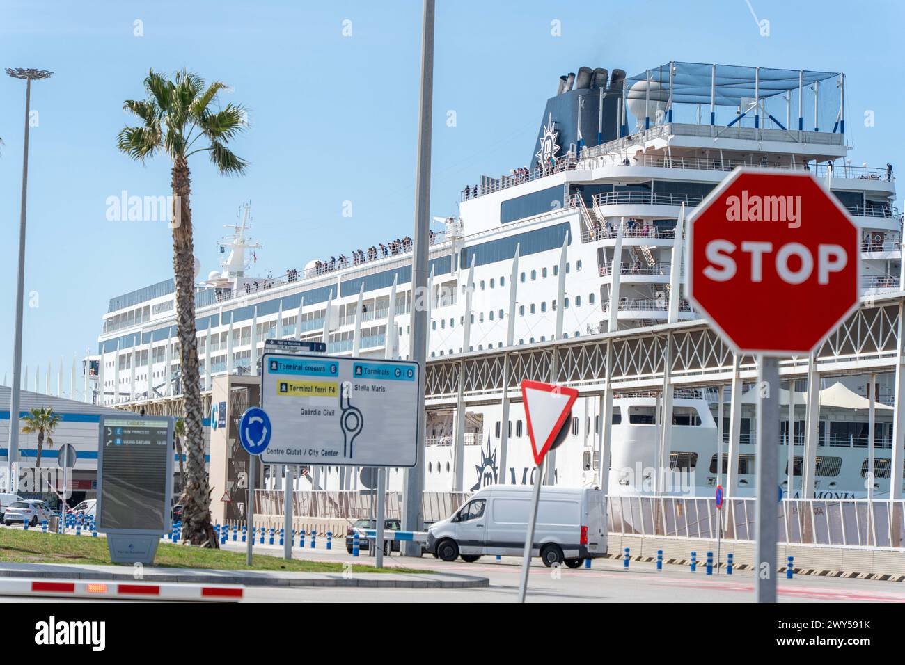 Das Kreuzfahrtschiff MSC Armonia legt im Hafen von Barcelona ab. ​​after wird für 3 Tage im Hafen angedockt, da etwa 60 Bolivianer Visa gefälscht haben. Die Reederei hat beschlossen, ein Schiff aus dem Hafen von Livorno zu schicken, um die bolivianischen Bürger aufzunehmen, während ihre administrative Situation bei der Einwanderung gelöst ist. El crucero MSC Armonia Sale del puerto de Barcelona, después de estar 3 días atracado en el puerto debido a que unas sesenta personas bolivianas tenían el visado falsificado. La Compañia naviera ha decidido enviar un barco desde el puerto de Livorno para alojar Stockfoto