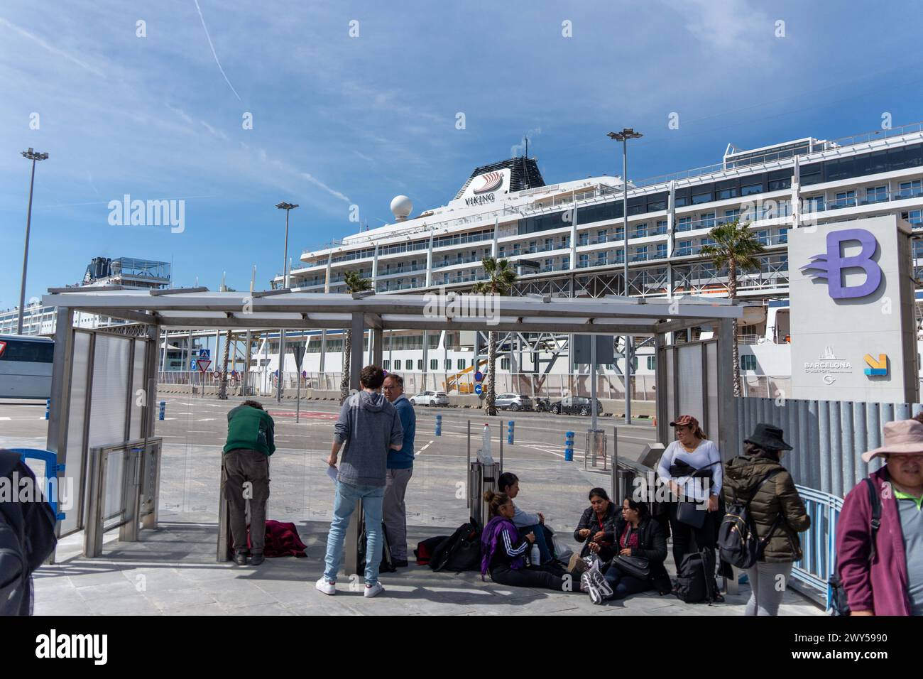 Das Kreuzfahrtschiff MSC Armonia legt im Hafen von Barcelona ab. ​​after wird für 3 Tage im Hafen angedockt, da etwa 60 Bolivianer Visa gefälscht haben. Die Reederei hat beschlossen, ein Schiff aus dem Hafen von Livorno zu schicken, um die bolivianischen Bürger aufzunehmen, während ihre administrative Situation bei der Einwanderung gelöst ist. El crucero MSC Armonia Sale del puerto de Barcelona, después de estar 3 días atracado en el puerto debido a que unas sesenta personas bolivianas tenían el visado falsificado. La Compañia naviera ha decidido enviar un barco desde el puerto de Livorno para alojar Stockfoto