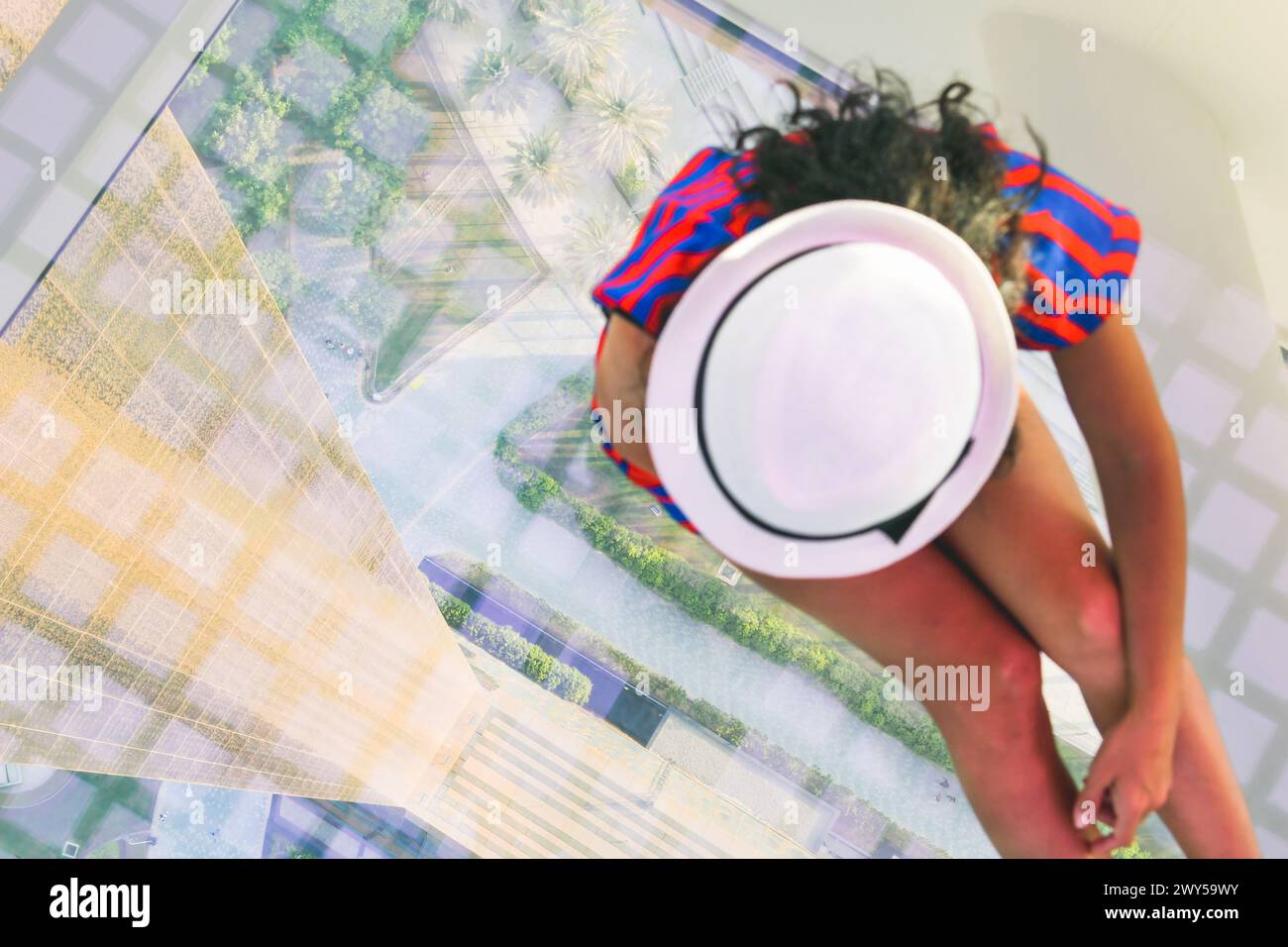 Dubai, VAE - 14.. oktober 2022: Kaukasischer Tourist aus der Sicht des berühmten Frame-Wahrzeichen durch Glasboden. Besuchen Sie Urlaubsziele in den VAE Stockfoto