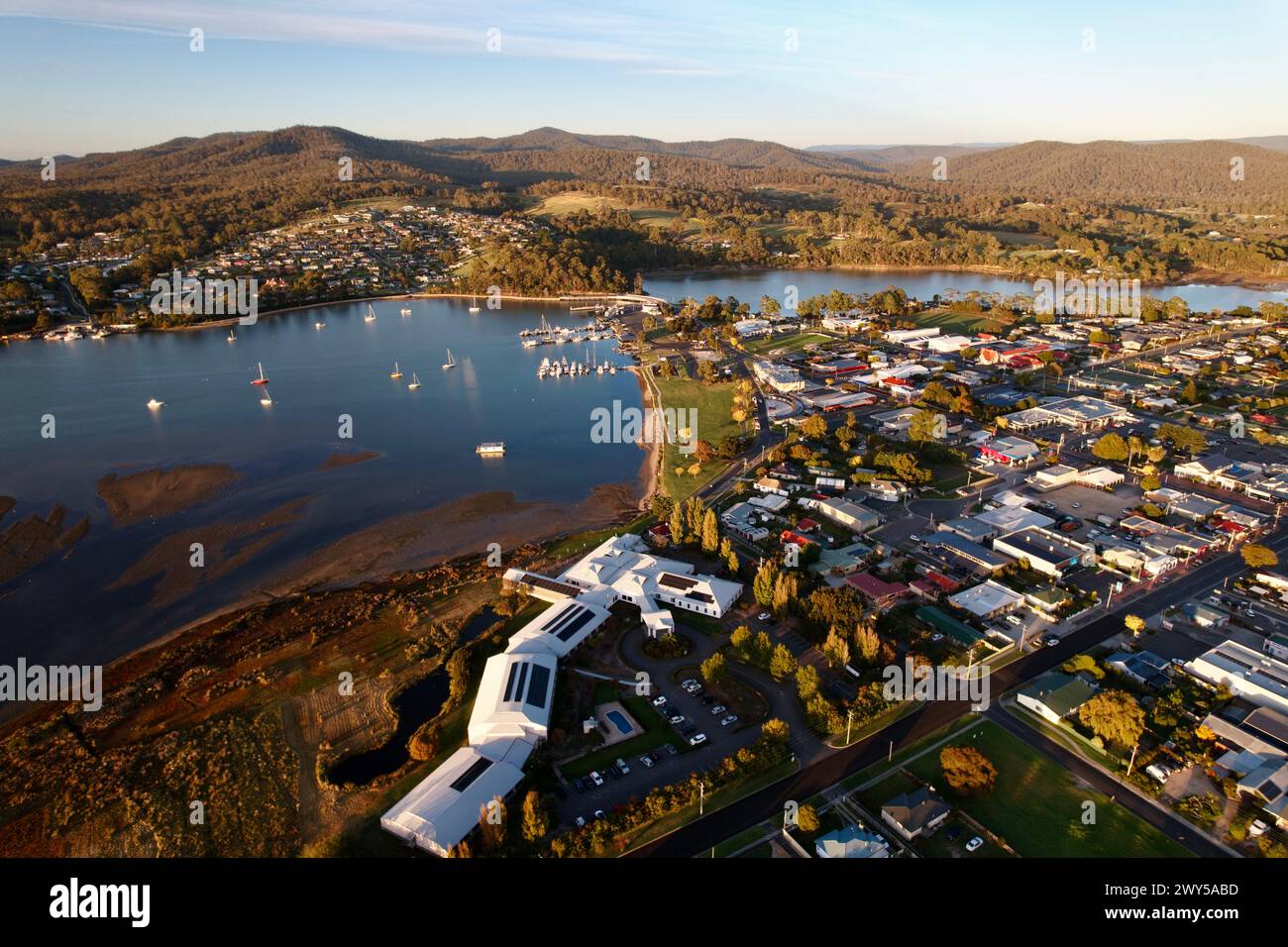 Ein Blick aus der Vogelperspektive auf Saint Helens, den ruhigen Fluss und die Hügel. Tasmanien, Australien Stockfoto