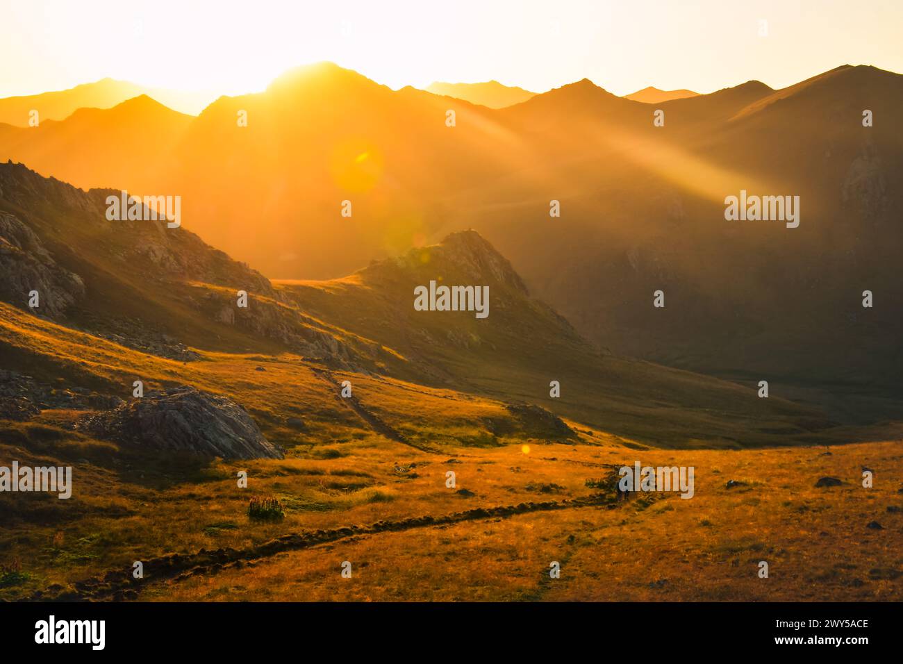 Panorama des Sonnenuntergangs und Mann Frau Wanderer in der Ferne Wandern auf Wanderweg im Freien auf schönen Sonnenuntergang im Herbst zusammen. Zeitlupe gegen sonnenaktive Peop Stockfoto