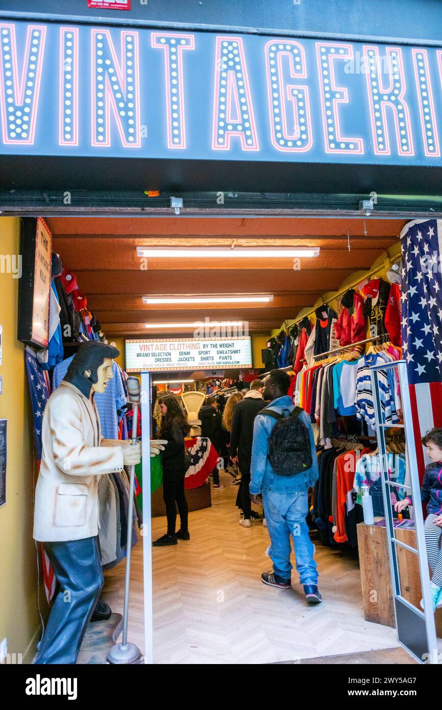 Barcelona, Spanien, Ladenfronten, Schild, lokale Geschäfte, Tourismusmode in der Altstadt, Leute, die Vintage-Kleidung kaufen Stockfoto