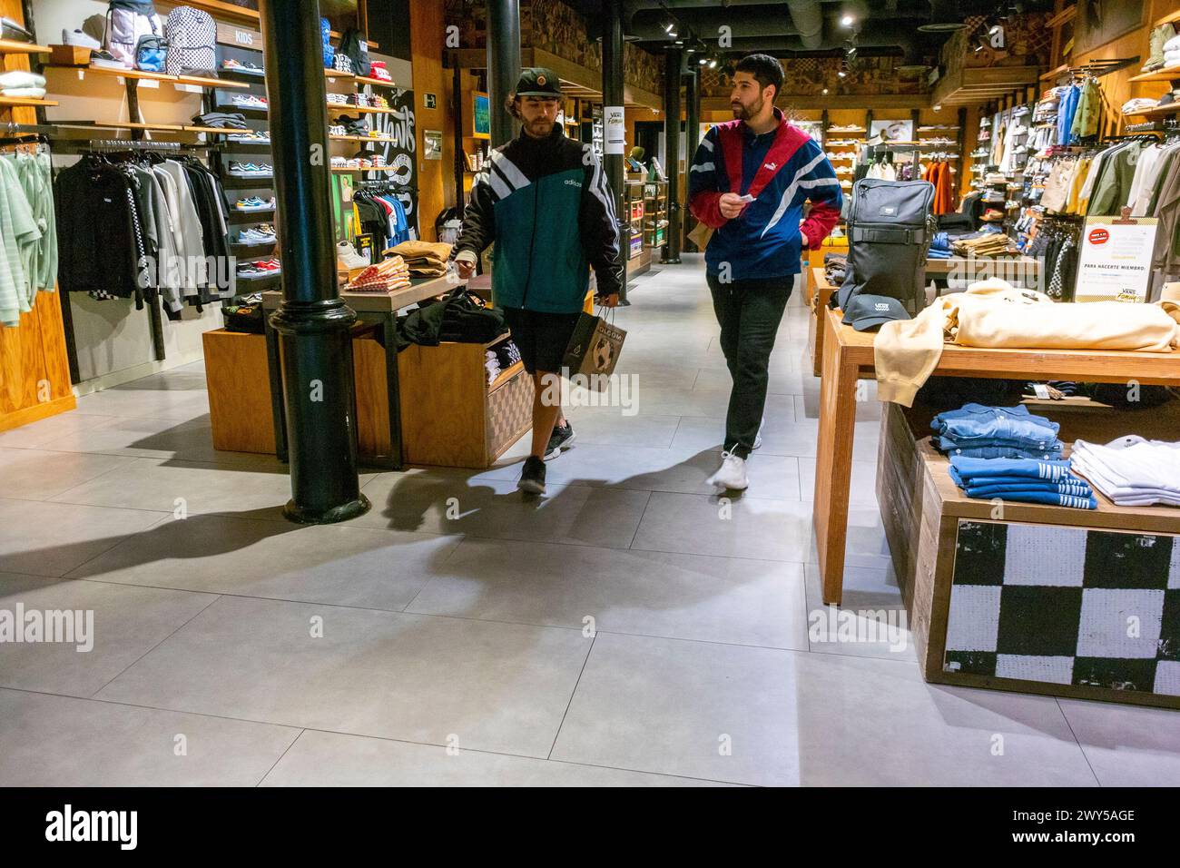 Barcelona, Spanien, Weitwinkelblick, im modernen Bekleidungsgeschäft, Vans, in der Altstadt, Leute Shopping Tourismus Mode Stockfoto