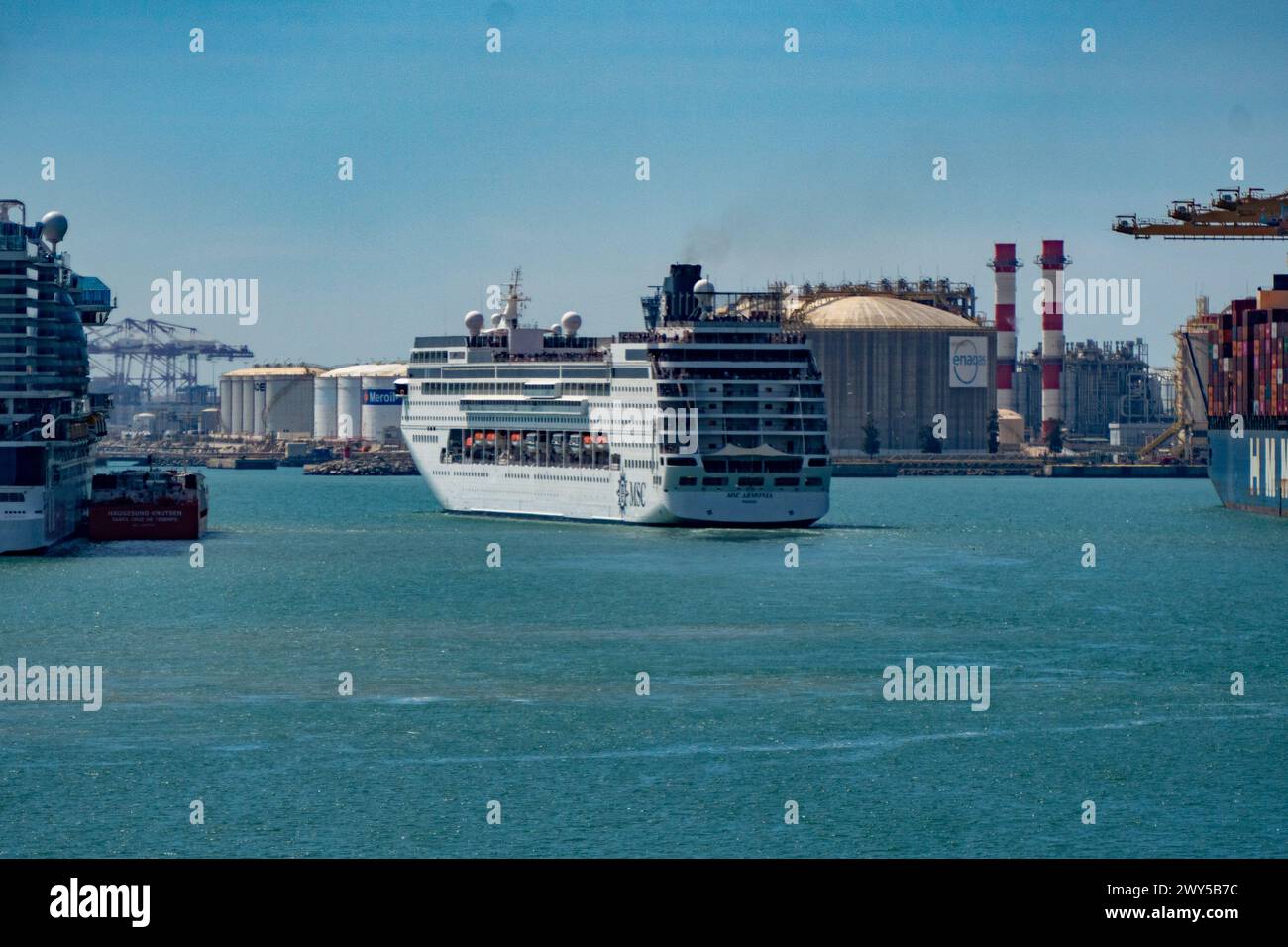 Das Kreuzfahrtschiff MSC Armonia legt im Hafen von Barcelona ab. ​​after wird für 3 Tage im Hafen angedockt, da etwa 60 Bolivianer Visa gefälscht haben. Die Reederei hat beschlossen, ein Schiff aus dem Hafen von Livorno zu schicken, um die bolivianischen Bürger aufzunehmen, während ihre administrative Situation bei der Einwanderung gelöst ist. El crucero MSC Armonia Sale del puerto de Barcelona, después de estar 3 días atracado en el puerto debido a que unas sesenta personas bolivianas tenían el visado falsificado. La Compañia naviera ha decidido enviar un barco desde el puerto de Livorno para alojar Stockfoto