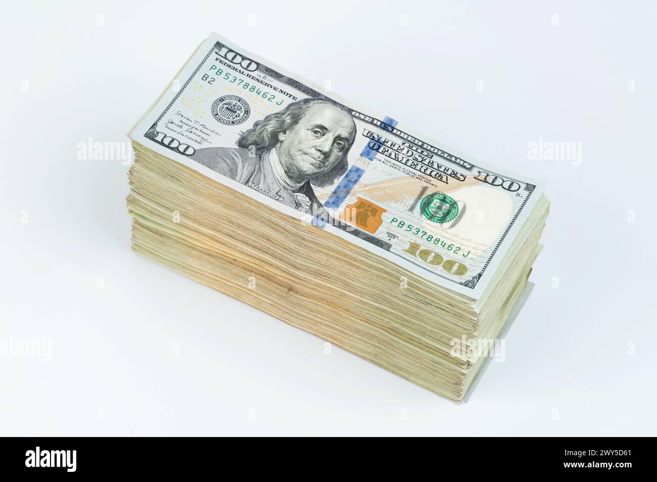 Thema „in Wirtschaft investieren“. Großer Stapel von US-Bargeldgeldern isoliert auf weißem Studiohintergrund Stockfoto
