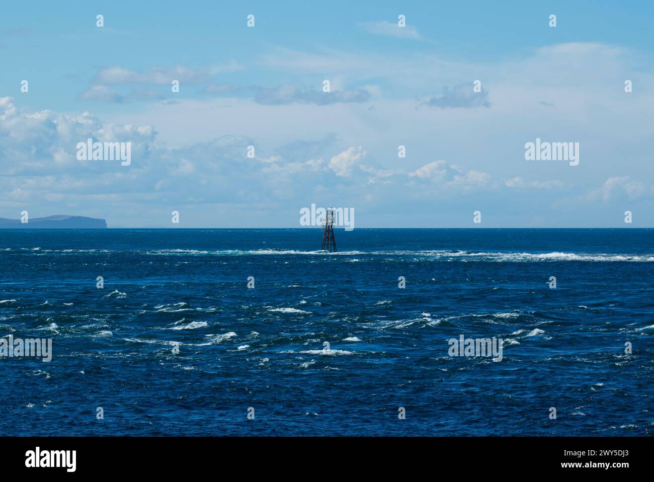 Starke Fluten durch Pentland Firth, Nordschottland Stockfoto