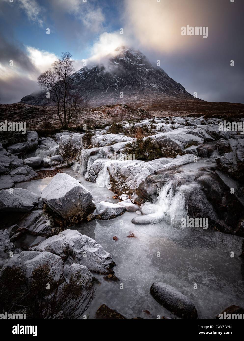 Buachaille Etive Mòr und der Fluss Etive im Winter Stockfoto