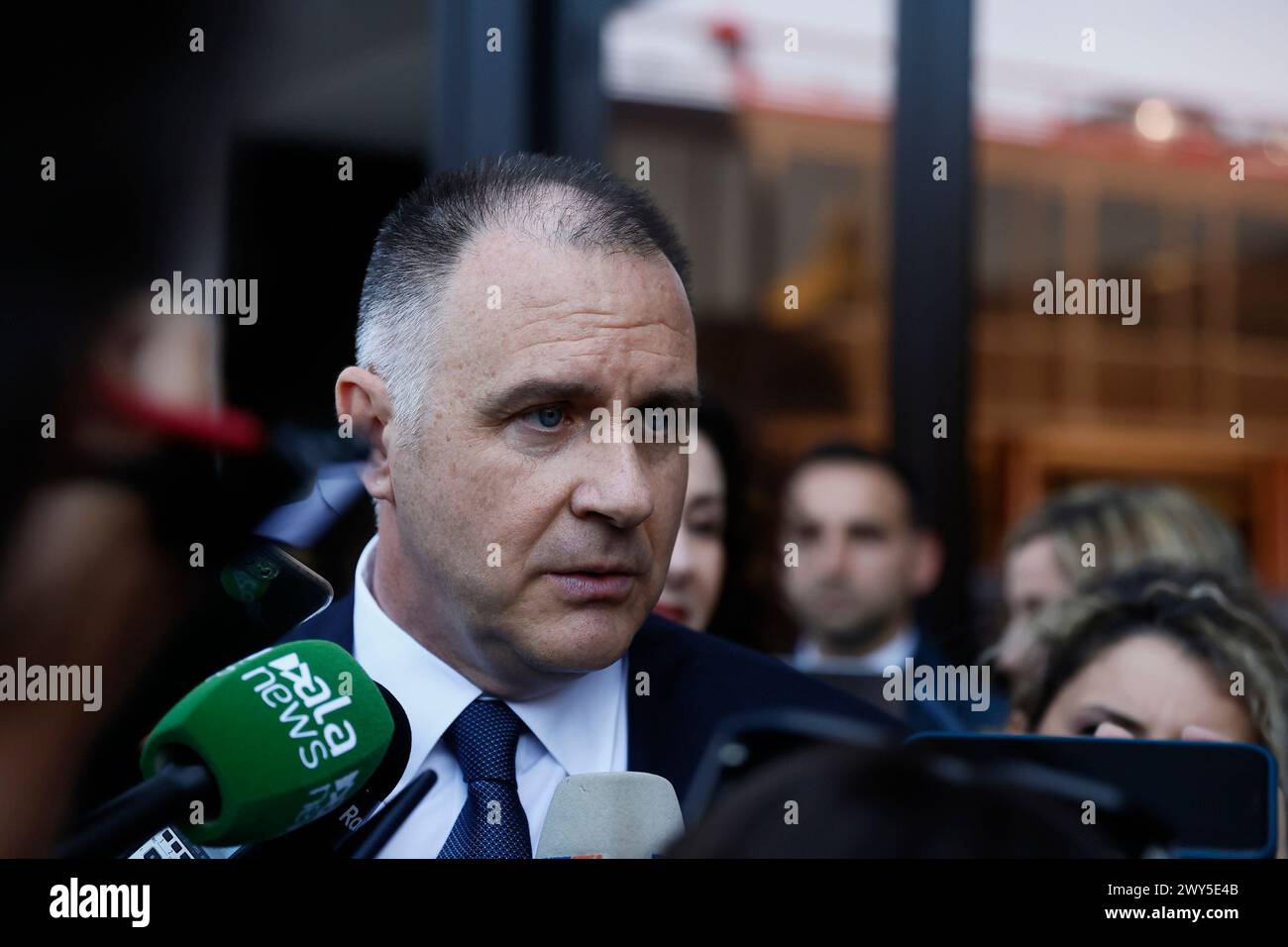 Roma, Italien. April 2024. il presidente designato di Confindustria Emanuele Orsini in un punto stampa davanti la sede dopo la votazione Economia - Roma, Italia - Gioved“ 4. April 2024 (Foto Cecilia Fabiano/LaPresse) Ê Präsident der Confindustria Emanuele Orsini in einer Pressemitteilung vor dem Confindustria Headquarter - Economy - Rome, Italien - Donnerstag, 4. April 2024 (Foto Cecilia Fabiano/LaPresse) Credit: LaPresse/Alamy Live News Stockfoto