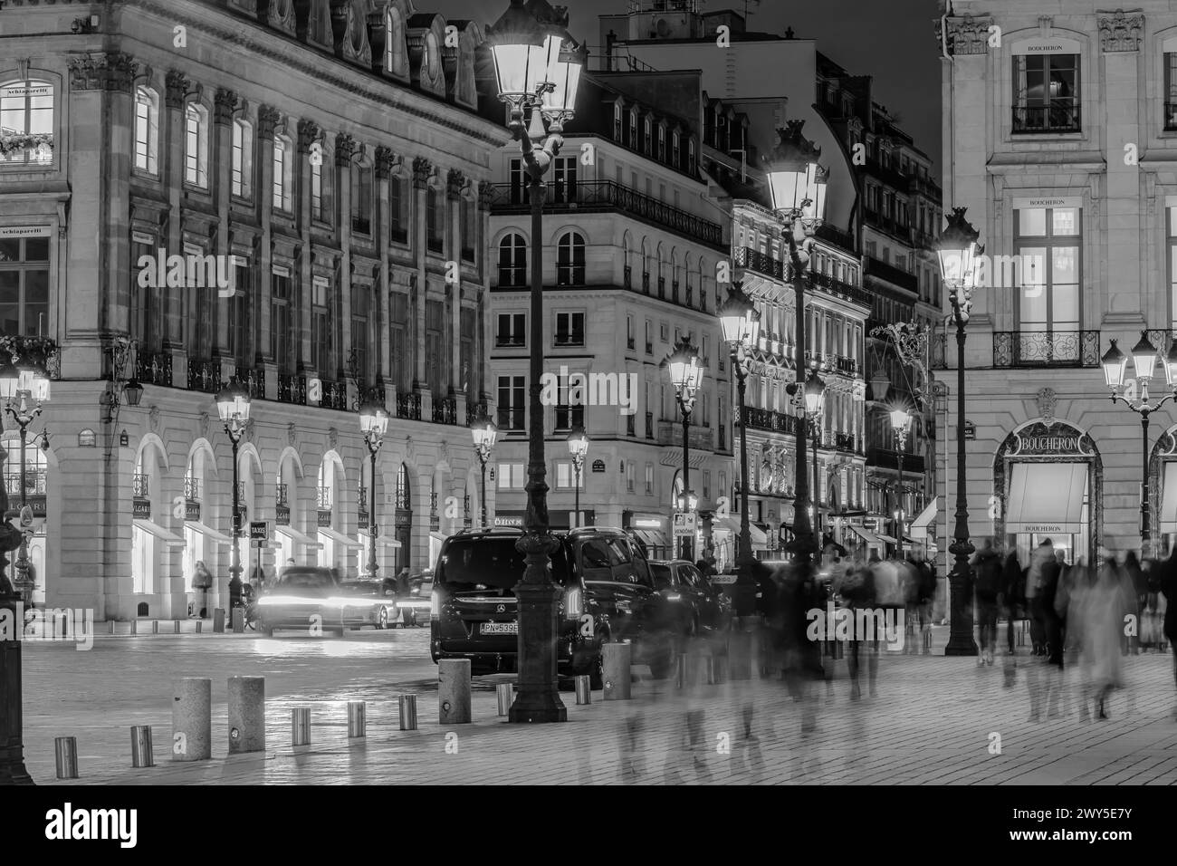 Paris, Frankreich - 17. Februar 2024 : Blick auf die beleuchteten Straßenlaternen am belebten Place Vendôme mit seinen luxuriösen Geschäften und Hotels in Paris Frankreich Stockfoto
