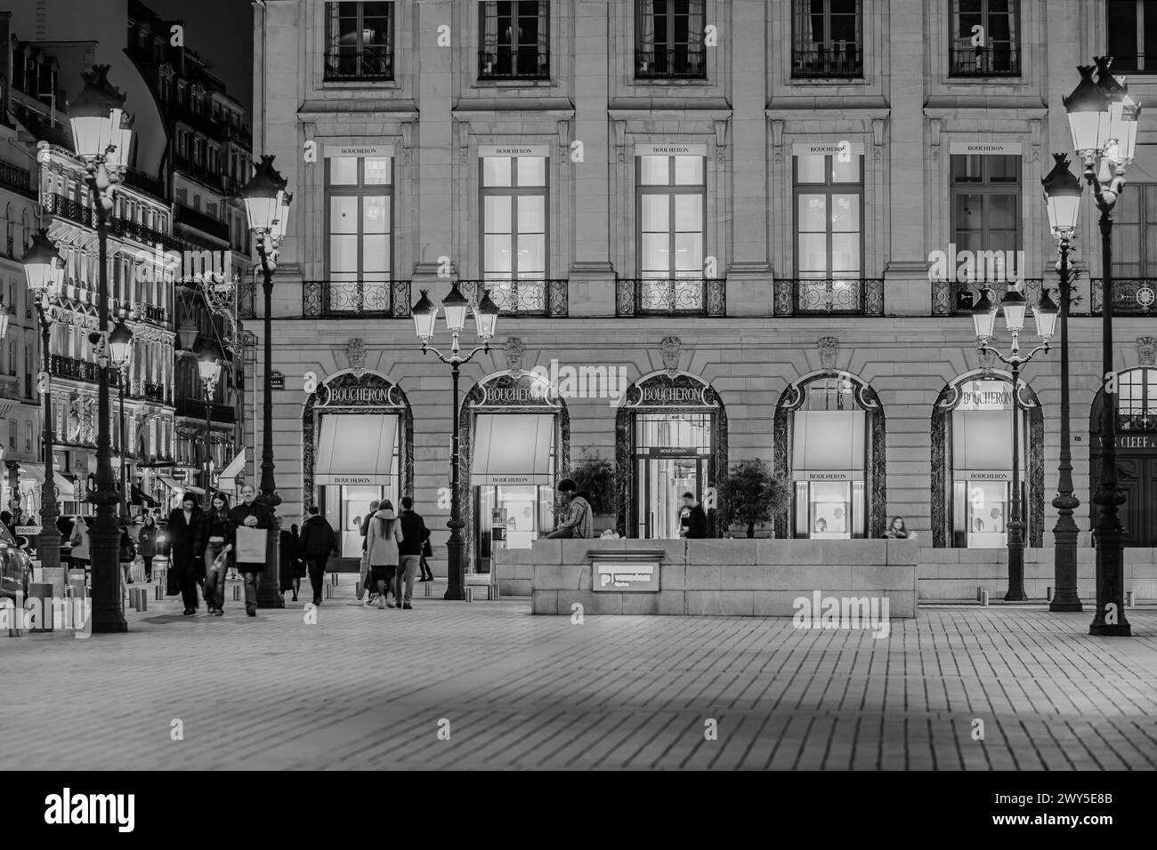 Paris, Frankreich - 17. Februar 2024 : Blick auf die beleuchteten Straßenlaternen am Place Vendôme mit seinen luxuriösen Geschäften und Hotels in Paris Frankreich Stockfoto