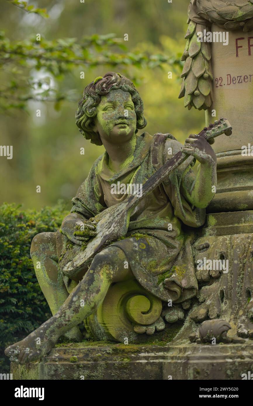 Trauerfigur, Mandolinenspieler, Grab von Franz Abt, Nordfriedhof, Wiesbaden, Hessen, Deutschland Stockfoto