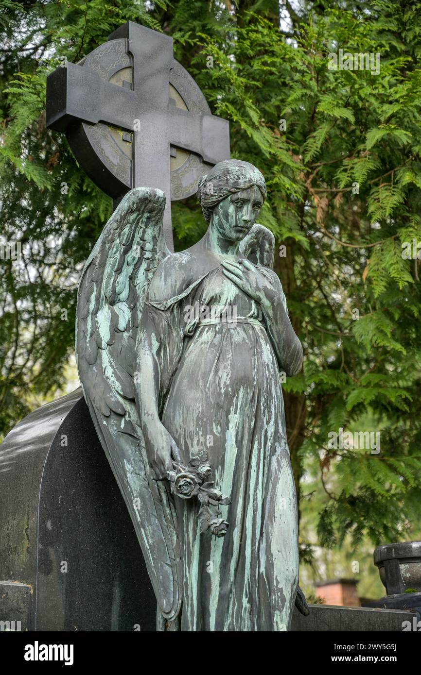 Engelsfigur, Grab, Nordfriedhof, Wiesbaden, Hessen, Deutschland Stockfoto