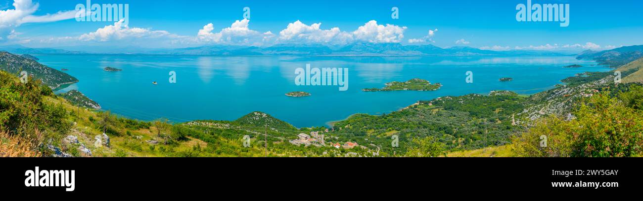 Panorama der Inseln auf dem Skadar-See in Montenegro Stockfoto