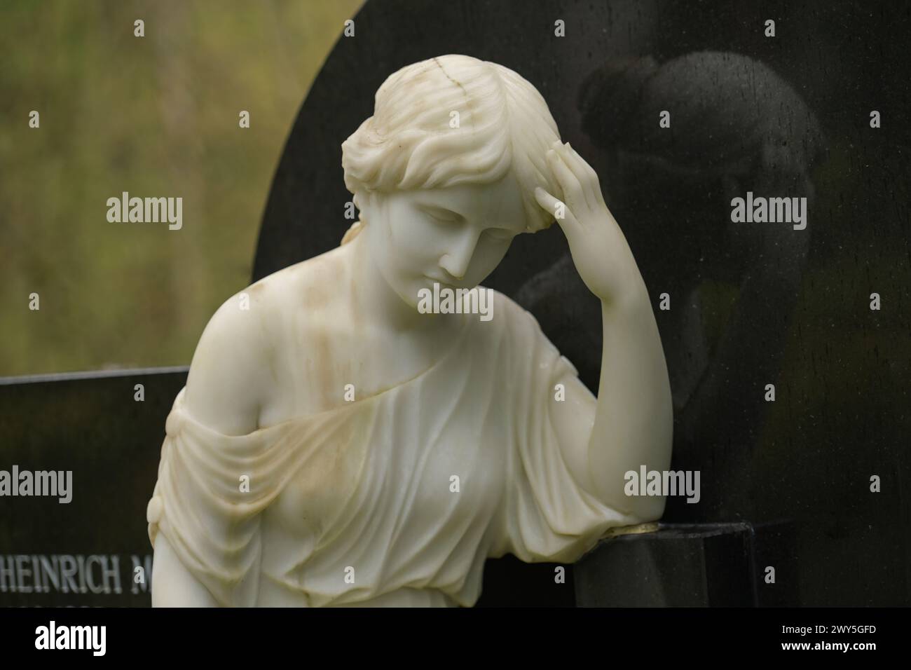 Frauenfigur aus Marmor, Stein, Trauerfigur, Symbolfoto für den Tod, Nordfriedhof, Wiesbaden, Hessen, Deutschland Stockfoto
