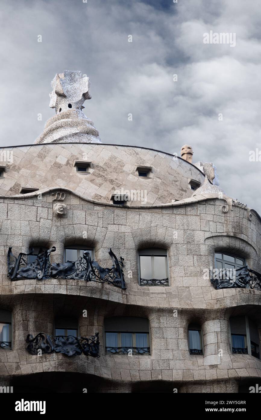 Bewölkter Himmel über Casa Mila (La Pedrera) - Barcelona - Spanien Stockfoto