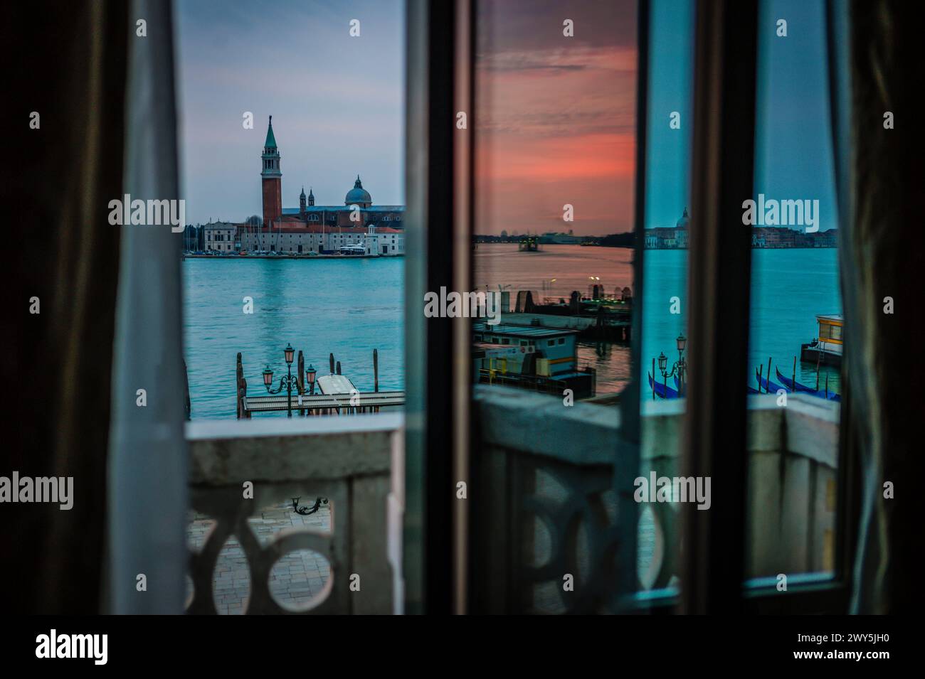 Zimmer mit Blick über die Lagune nach San Giorgio Maggiore, Venedig. Stockfoto