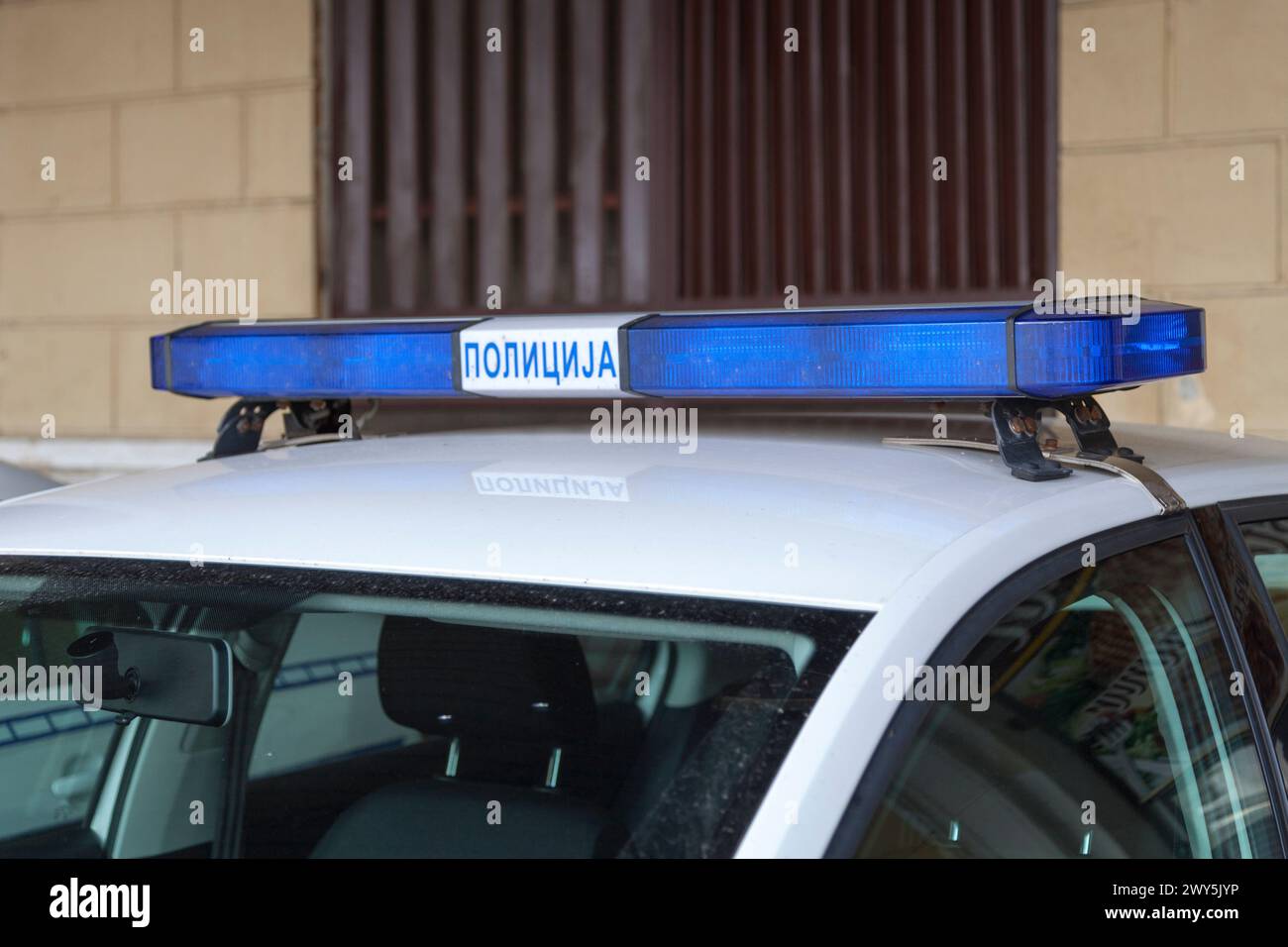 Nahaufnahme der Sirene eines serbischen Polizeiautos. Stockfoto