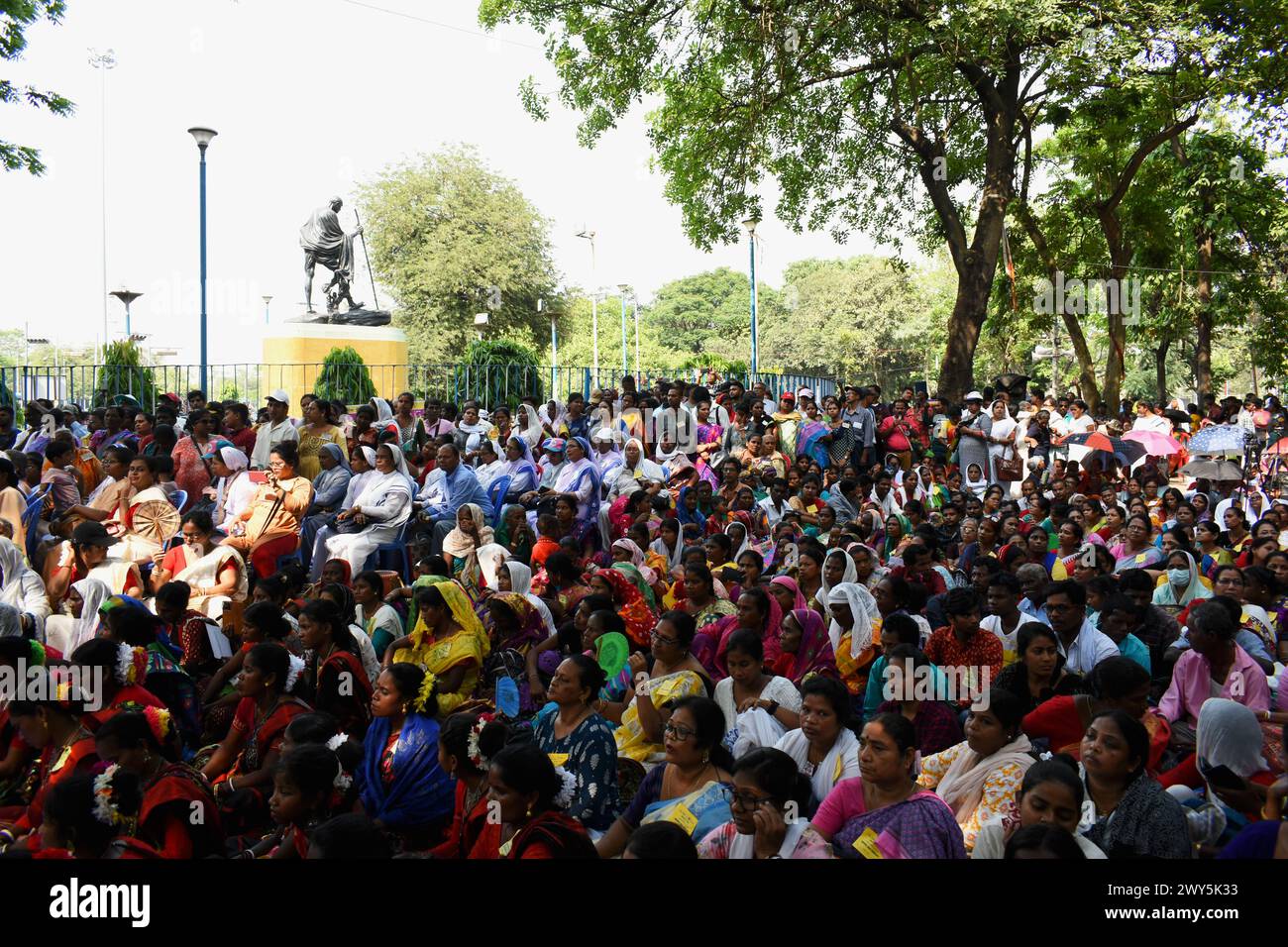 Das United State Forum of Katholics and Protestants of West Bengalen organisierte eine Protestkundgebung unter der Gandhi-Statue, die durch verschiedene Teile von Kalkutta gegen die anhaltenden Angriffe auf Minderheiten marschierte. Sie wurde von Nonnen und Gläubigen aus verschiedenen Distrikten Westbengaliens besucht. Vertreter christlicher Gemeinden aus Ost- und Nordostindien waren ebenfalls anwesend. Verschiedene Redner sagten, dass die christliche Gemeinschaft aufgrund der anhaltenden Angriffe auf Minderheiten im ganzen Land besorgt und unsicher sei. (Foto: Sayantan Chakraborty/Pacific Press) Stockfoto