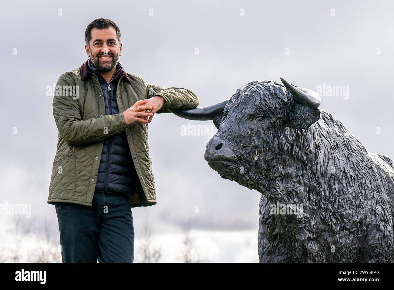 Erster Minister Humza Yousaf neben der Highland Drover Statue während eines Besuchs in Dingwall und Highland Mart in Dingwall in den Highlands von Schottland. Bilddatum: Donnerstag, 4. April 2024. Stockfoto