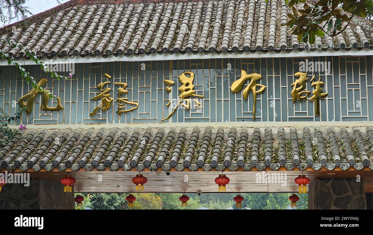 Ein traditionelles chinesisches Gebäude in den Jiulong Wasserfällen, China Stockfoto