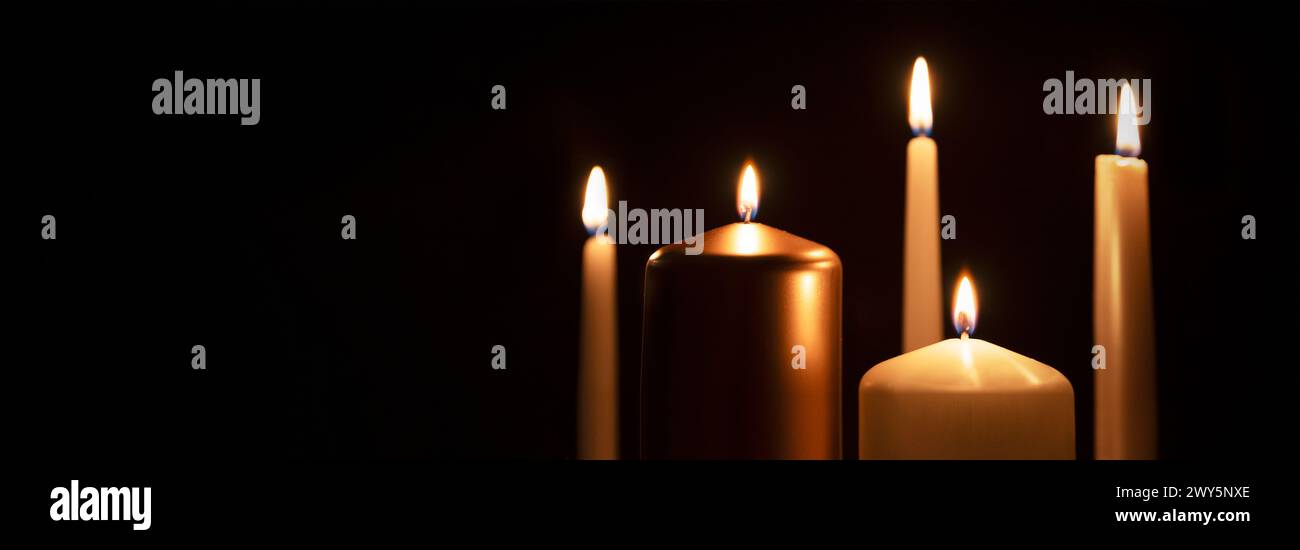 Beerdigungssymbol mit brennender Kerze in der Dunkelheit. Kopierbereich. Stockfoto