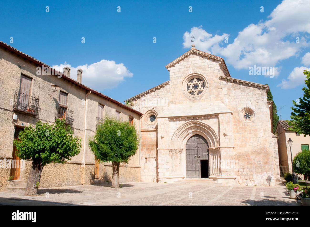 Fassade der Kirche San Felipe. Brihuega, Provinz Guadalajara, Castilla La Mancha, Spanien. Stockfoto