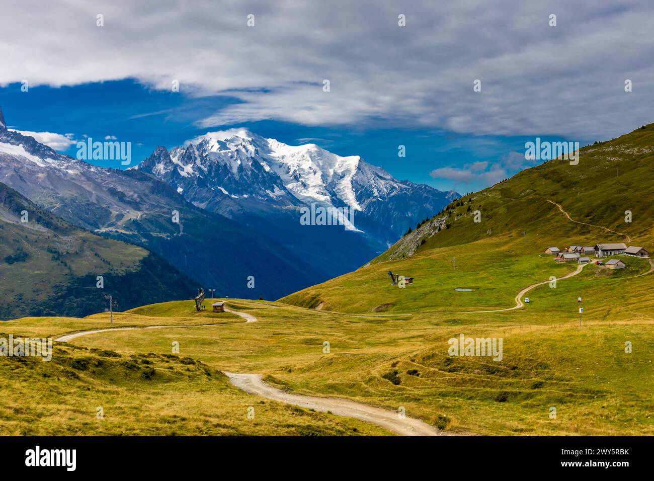 Chamonix Tal Berglandschaft vom Wanderweg Tour du Montblanc, TMB Trekking in den Alpen. Grünes Tal und Almwiesen in den hohen Bergen Stockfoto