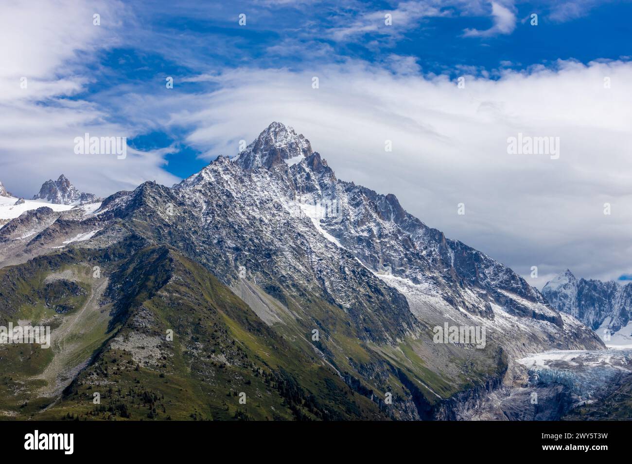 Chamonix Tal Berglandschaft vom Wanderweg Tour du Montblanc, TMB Trekking in den Alpen. Grünes Tal und Almwiesen in den hohen Bergen Stockfoto