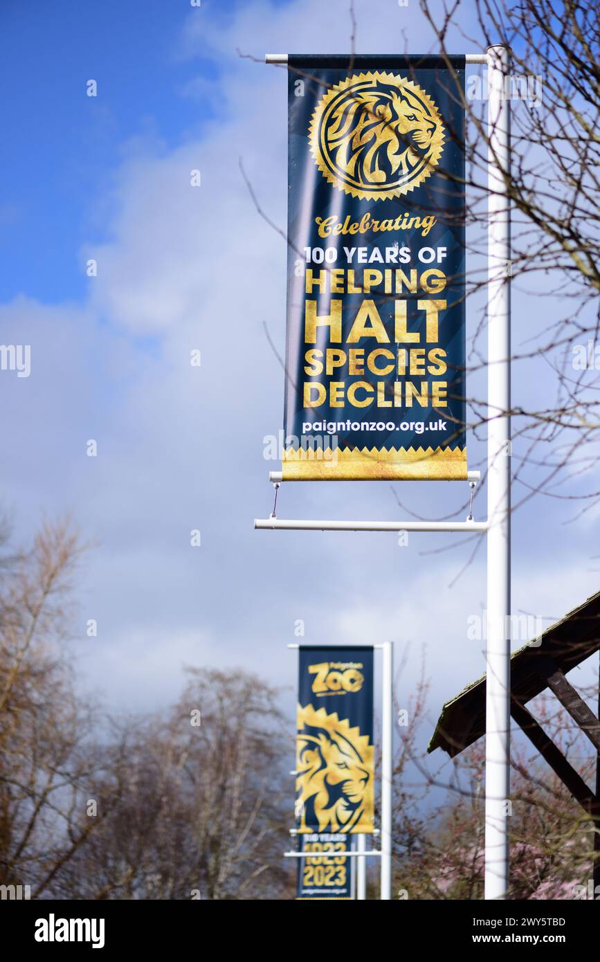 Banner im Paignton Zoo, die das hundertjährige Jubiläum des Zoos feiern. Stockfoto