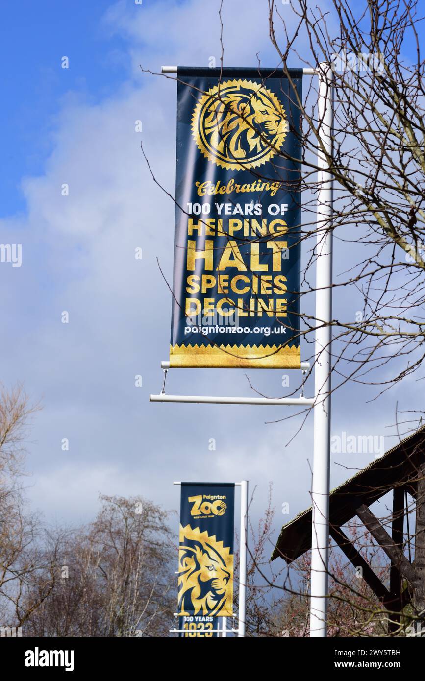 Banner im Paignton Zoo, die das hundertjährige Jubiläum des Zoos feiern. Stockfoto