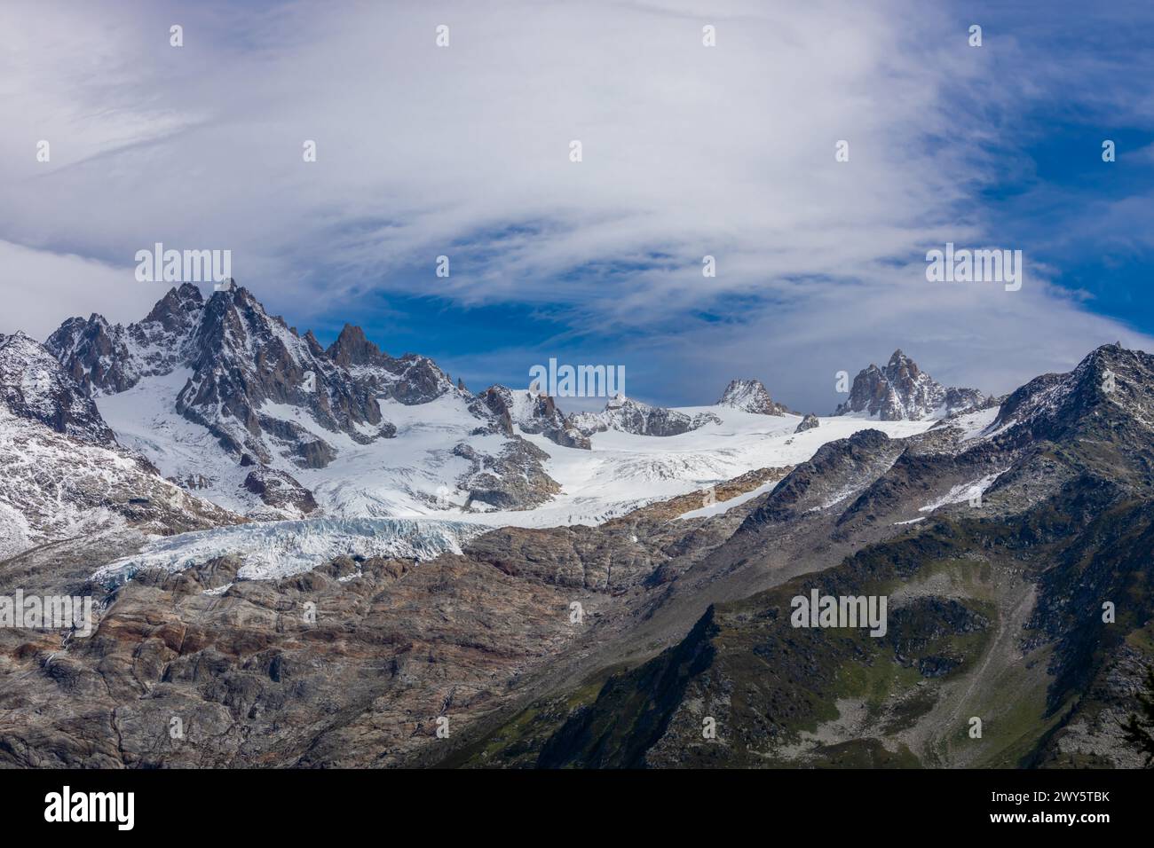 Chamonix Tal Berglandschaft vom Wanderweg Tour du Montblanc, TMB Trekking in den Alpen. Grünes Tal und Almwiesen in den hohen Bergen Stockfoto