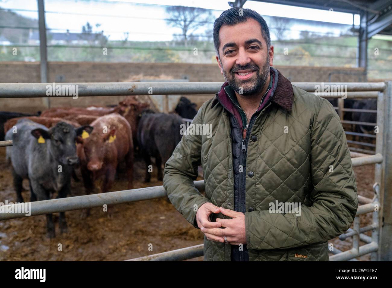 Erster Minister Humza Yousaf bei einem Besuch in Dingwall und Highland Mart in Dingwall in den schottischen Highlands. Bilddatum: Donnerstag, 4. April 2024. Stockfoto