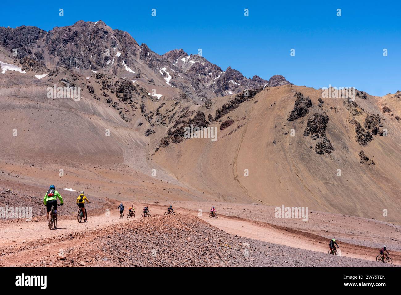 Mountainbiker Radfahren In Den Hochanden An Der Argentinisch-Chilenischen Grenze, Provinz Mendoza, Argentinien. Stockfoto