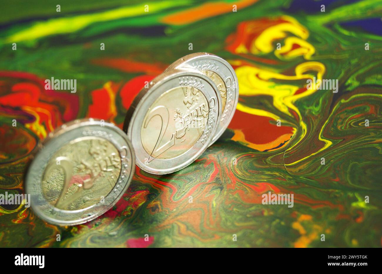 Nahaufnahme von 2 Euro-Münzen, die am Rand stehen Stockfoto