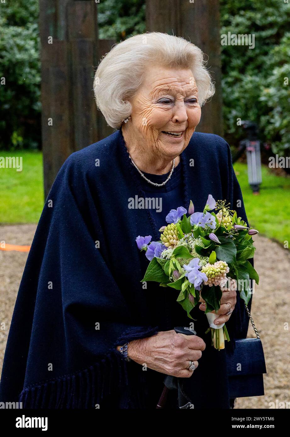 SOESTDIJK, Niederlande, 04-04-2024 Prinzessin Beatrix enthüllt im Park des Soestdijk Palace die Bronzeskulptur-Gruppe „die Königliche Familie“. Das Gruppenporträt wurde 1996 vom Bildhauer Arthur Spronken erstellt und besteht aus den Porträts der damaligen Königin Beatrix, des Prinzen Claus und ihrer drei Söhne. Quelle: NL Beeld / Patrick van EMST Stockfoto