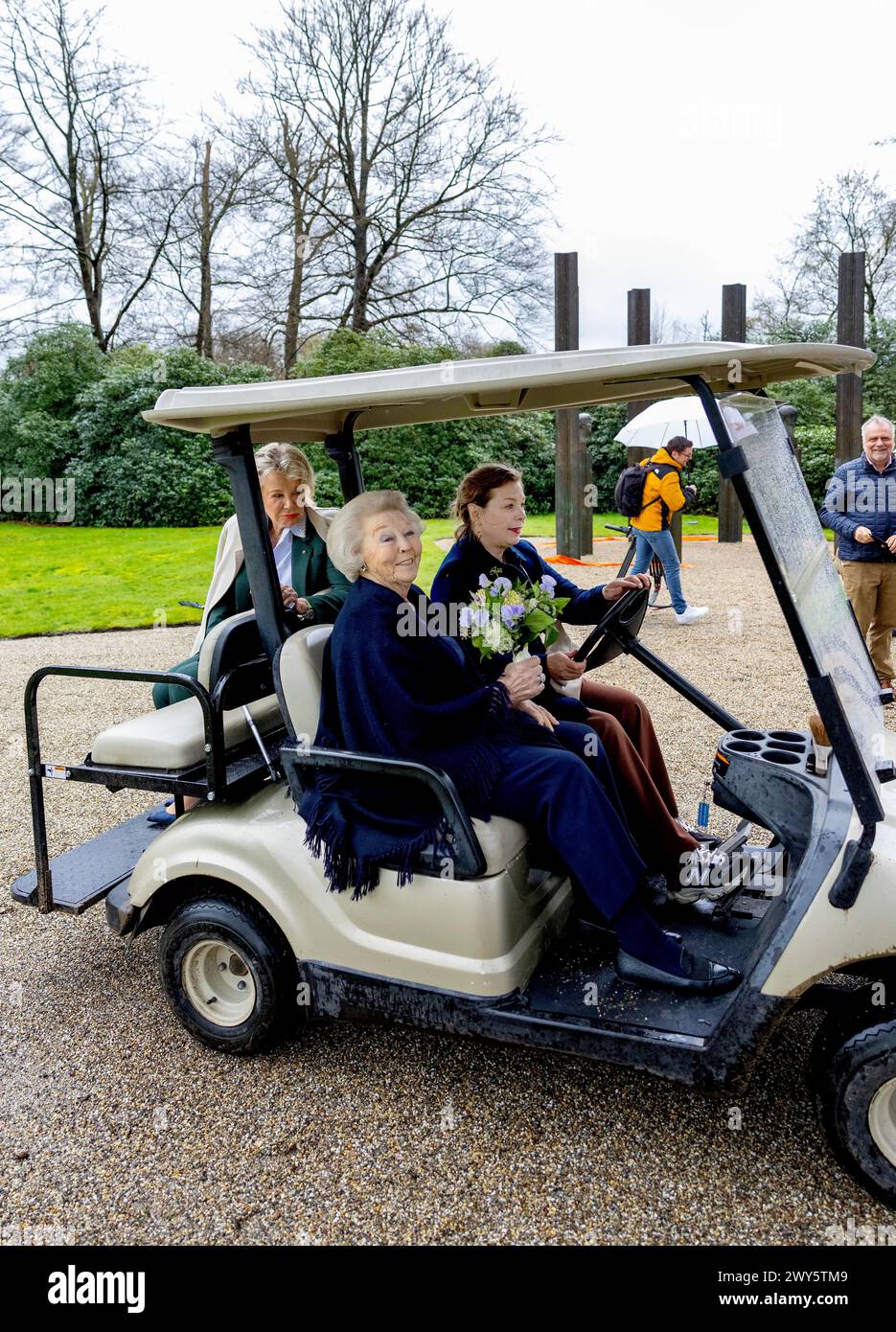 SOESTDIJK, Niederlande, 04-04-2024 Prinzessin Beatrix enthüllt im Park des Soestdijk Palace die Bronzeskulptur-Gruppe „die Königliche Familie“. Das Gruppenporträt wurde 1996 vom Bildhauer Arthur Spronken erstellt und besteht aus den Porträts der damaligen Königin Beatrix, des Prinzen Claus und ihrer drei Söhne. Quelle: NL Beeld / Patrick van EMST Stockfoto