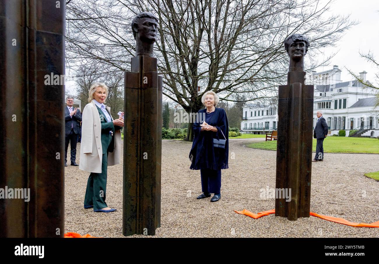 SOESTDIJK, Niederlande, 04-04-2024 Prinzessin Beatrix enthüllt im Park des Soestdijk Palace die Bronzeskulptur-Gruppe „die Königliche Familie“. Das Gruppenporträt wurde 1996 vom Bildhauer Arthur Spronken erstellt und besteht aus den Porträts der damaligen Königin Beatrix, des Prinzen Claus und ihrer drei Söhne. Quelle: NL Beeld / Patrick van EMST Stockfoto