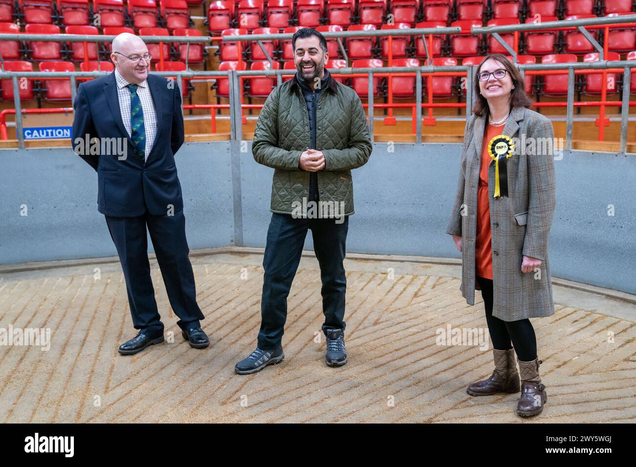 (Von links nach rechts) Geschäftsführer Grant MacPherson, erster Minister Humza Yousaf und SNP-Kandidat für Caithness Sutherland und Easter Ross Lucy Beattie während eines Besuchs in Dingwall und Highland Mart in Dingwall in den schottischen Highlands. Bilddatum: Donnerstag, 4. April 2024. Stockfoto