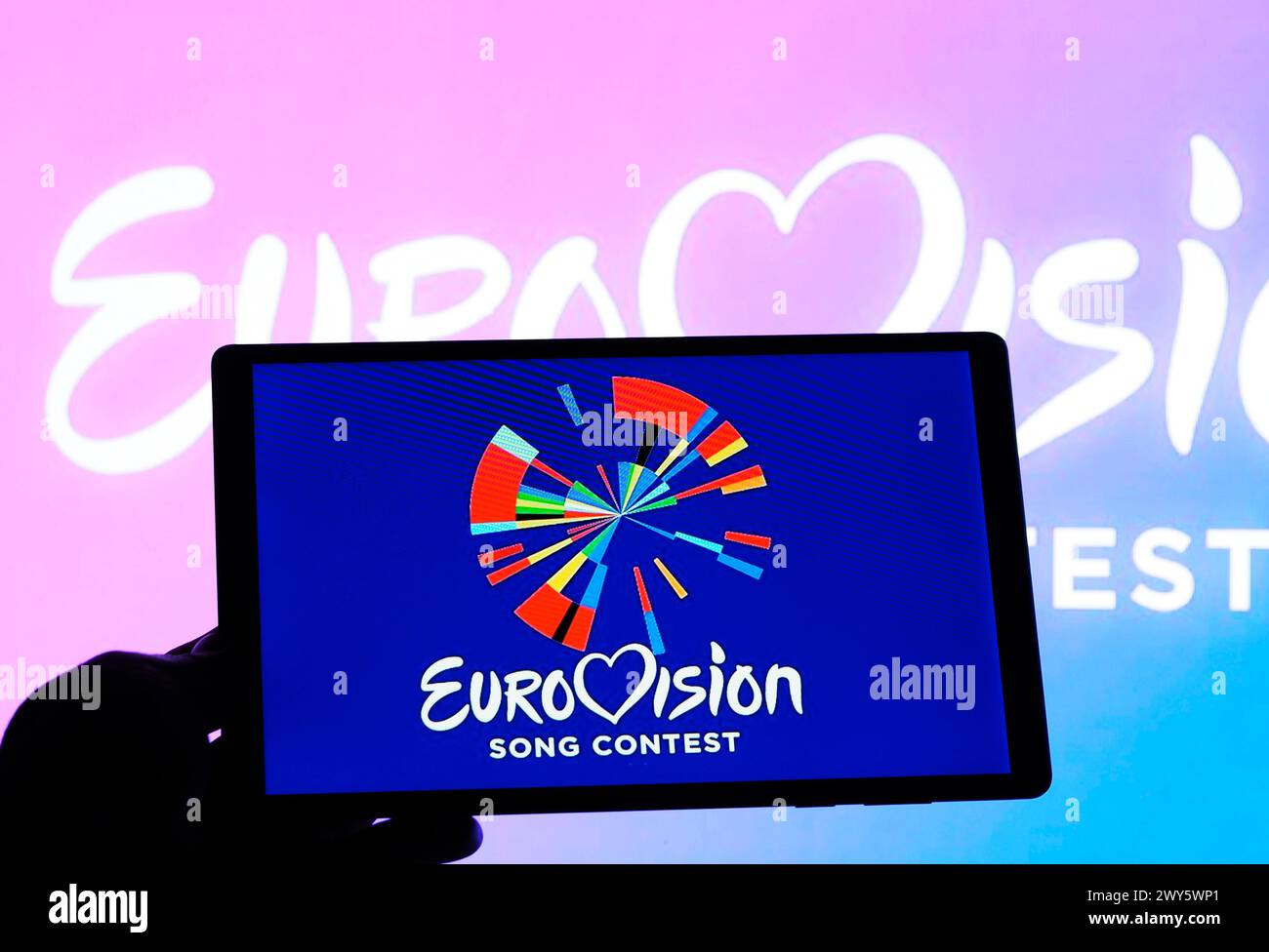 Deutschland - 4. April 2024: In dieser Fotoillustration wird das Logo des Eurovision Song Contest 2024 auf einem Tablet angezeigt Stockfoto