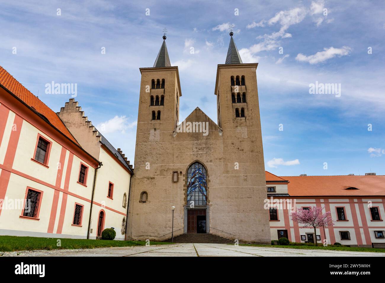 Prämonstratenser-Kloster aus dem 12. Jahrhundert und die romanische Kirche der Verkündigung der Jungfrau Maria. Milevsko, Tschechische Republik. Stockfoto