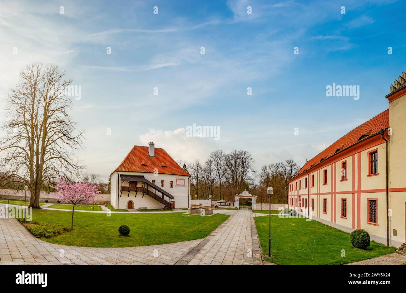 Prämonstratenser-Kloster aus dem 12. Jahrhundert und die romanische Kirche der Verkündigung der Jungfrau Maria. Milevsko, Tschechische Republik. Stockfoto