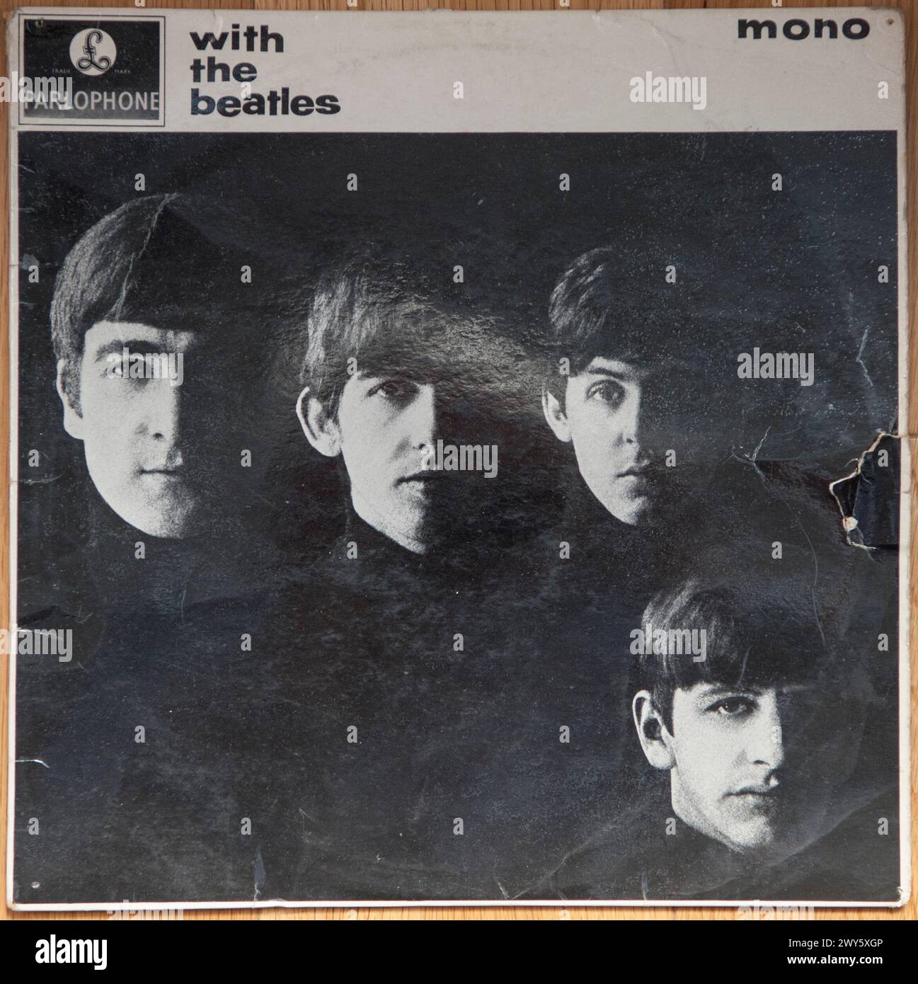 Gefälschte Signaturen auf der Rückseite dieses LP-Albums. Mit dem Beatles LP-Cover wurde 1964 von All Four Beatles signiert. Alle Unterschriften sind Fälschungen. London, England, Vereinigtes Königreich 21. August 2016. HOMER SYKES Bild 1 von 5 Stockfoto
