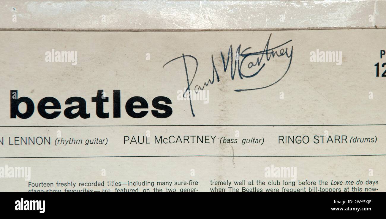 Gefälschtes Autogramm. Mit dem Beatles LP-Cover wurde 1964 von All Four Beatles signiert. Alle Unterschriften sind Fälschungen. London, England, Vereinigtes Königreich 21. August 2016. HOMER SYKES Bild 3 von 5 Stockfoto