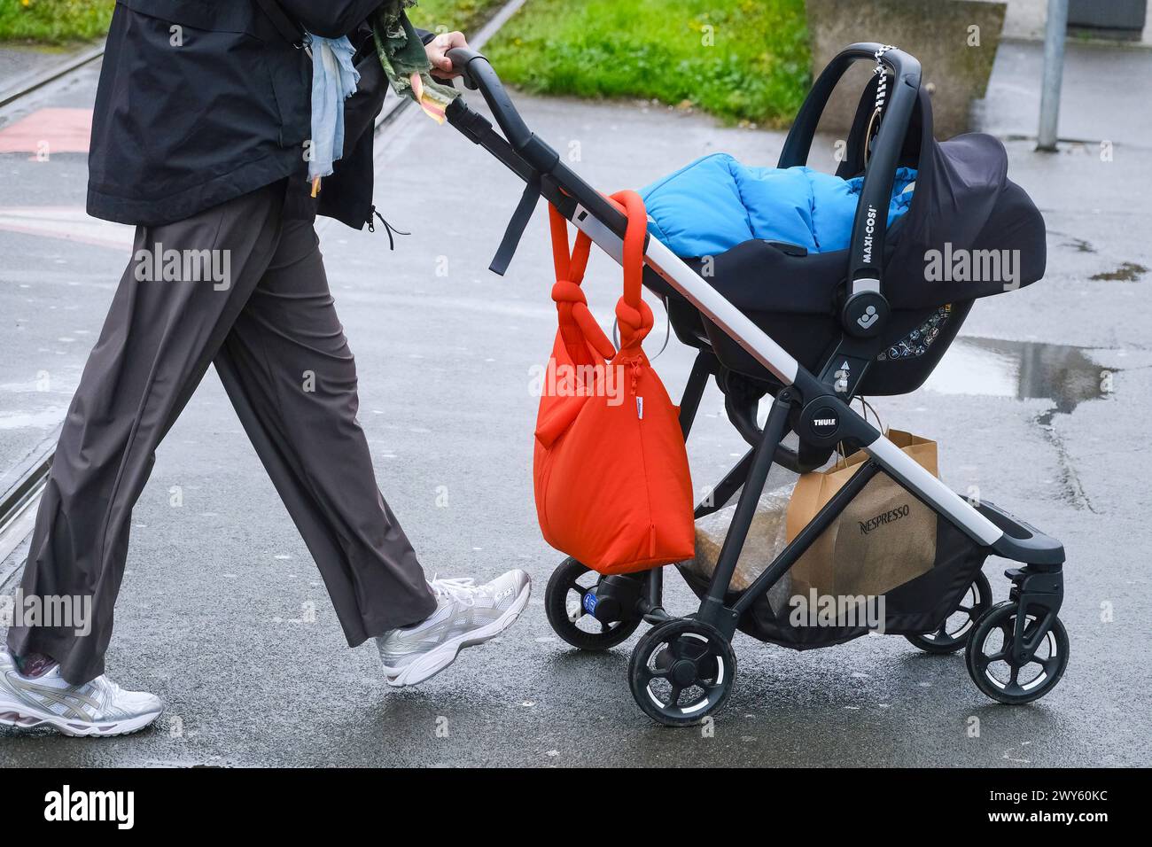 Düsseldorf 04.04.2024 Familie Kleinkind Baby Mutterrolle Mutter Vater Vaterrolle Alterspyramide Rentenloch Nachwuchs Generationenkonflikt Kindergeld Rentensystem Altersrente Kinderwagen Bürgergeld Elterngeld Ehegattensplitting Kindergrundsicherung Gleichberechtigung Rollenklischees Maxi-Cosi Nespresso Düsseldorf Nordrhein-Westfalen Deutschland *** Düsseldorf 04 04 2024 Familie Kleinkind Baby Mutter Rolle Mutter Vater Vater-Rolle-Alterspyramide-Renten-Lücke Nachwuchs-Generation Konflikt Kindergeld Altersrente Kinderrentenrente Kinderwagen Bürgergeld Elternteil Zulage Ehegatten Splitting chil Stockfoto