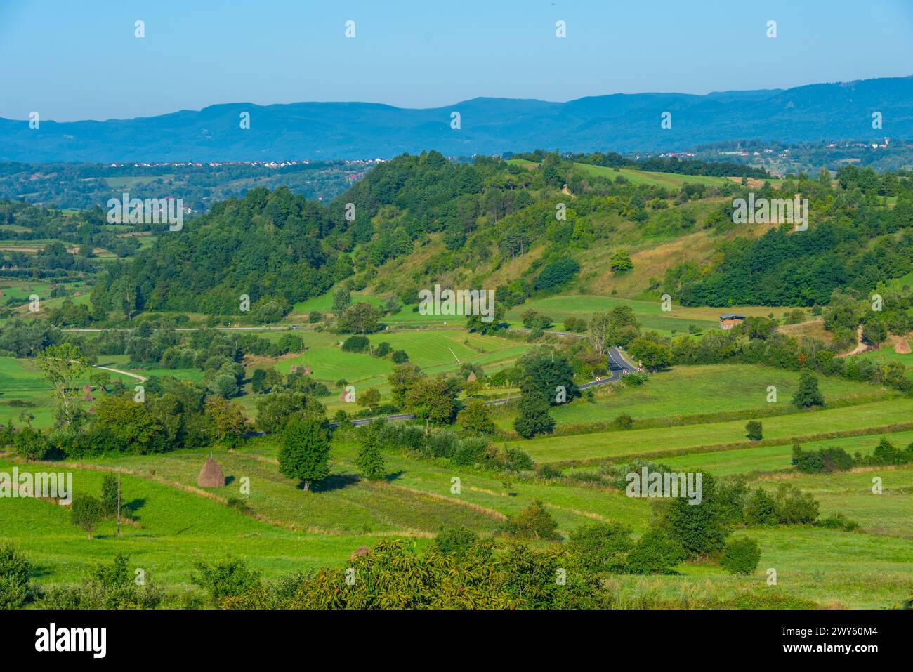 Ländliche Landschaft von Maramures in Rumänien an einem Sommertag Stockfoto