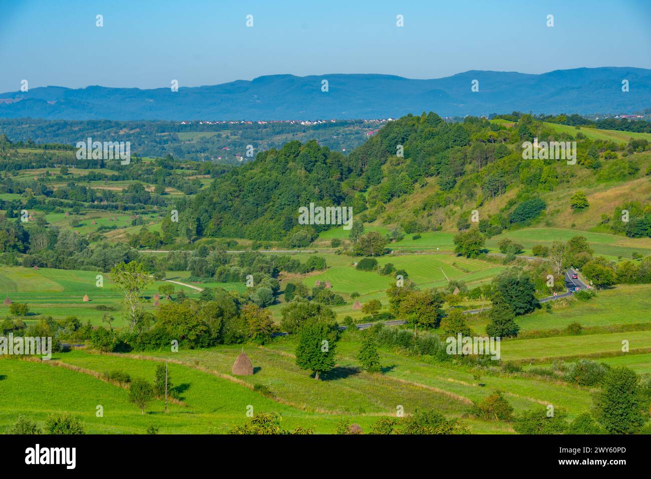Ländliche Landschaft von Maramures in Rumänien an einem Sommertag Stockfoto
